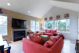 Spacious dog friendly home with WiFi and fireplace near the beach - Image 5