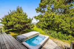 Dog Friendly Bayfront Beauty with a Private Hot Tub Free WiFi and Washer Dryer - Image 2