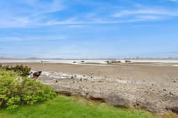 Dog Friendly Bayfront Beauty with a Private Hot Tub Free WiFi and Washer Dryer - Image 3