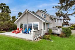 Dog Friendly Bayfront Beauty with a Private Hot Tub Free WiFi and Washer Dryer - Image 4