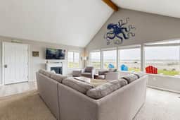 Dog Friendly Bayfront Beauty with a Private Hot Tub Free WiFi and Washer Dryer - Image 5