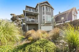 400 Feet to the Beach Gorgeous Home with Hot Tub 2 Decks and 4 Bedroom Suites - Image 2