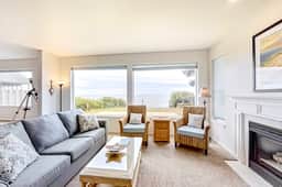Two Story Dog Friendly Oceanfront Home with Free WiFi and Gas Fireplace - Image 4