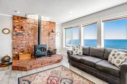 Dog friendly oceanfront home with views fireplace hot tub and washer dryer - Image 2