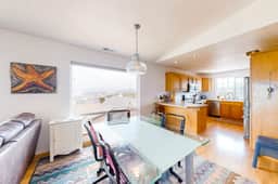 Comfy beach home with ocean views free WiFi private washer dryer and deck - Image 5