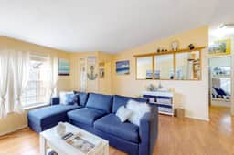 Lighthouse Inspired Home with Ocean Views Gas Fireplace Fast WiFi 2 Dogs OK - Image 4