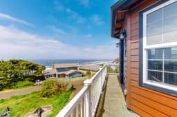 Lighthouse Inspired Home with Ocean Views Gas Fireplace Fast WiFi 2 Dogs OK - Image 2