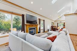 Expansive family friendly home with a private hot tub walk to the beach - Image 5