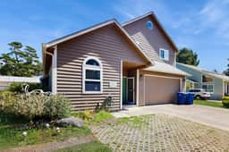 Expansive family friendly home with a private hot tub walk to the beach - Image 4