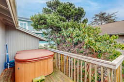 Cozy house close to beach hot tub and ocean views - Image 2