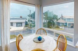 Cozy house close to beach hot tub and ocean views - Image 5