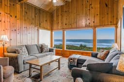 Coastal gem with ocean views easy walk to beach and WiFi - Image 2
