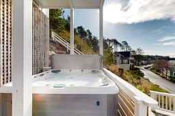 Beautiful and spacious oceanview home with hot tub and foosball table - Image 5