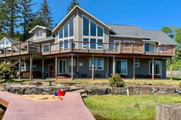 Lakefront Family Friendly Home with a Private Hot Tub Game Room and Dock - Image 4