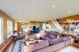 Huge Luxury Home with Game Room and Gourmet Kitchen - Image 3