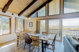Quaint Dog Friendly Escape Near Town and Beach with Ocean Views and High Speed WiFi - Image 4