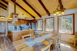 Quaint Dog Friendly Escape Near Town and Beach with Ocean Views and High Speed WiFi - Image 5