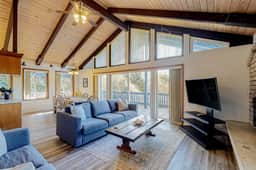Quaint Dog Friendly Escape Near Town and Beach with Ocean Views and High Speed WiFi - Image 3