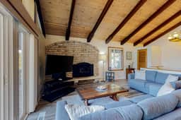 Quaint Dog Friendly Escape Near Town and Beach with Ocean Views and High Speed WiFi - Image 2