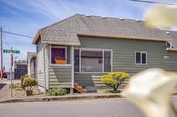 Cozy Dog Friendly Cottage Steps from the Ocean - Image 5