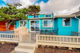 Oceanfront dog friendly home with 180 degree view deck and great location - Image 2