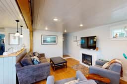Bright and Airy Cottage Right in Town Across Street from the Beach - Image 2