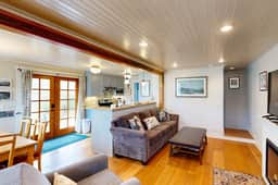 Bright and Airy Cottage Right in Town Across Street from the Beach - Image 4