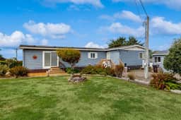 Classic home with partial ocean views and horseshoe pit close to beach - Image 5