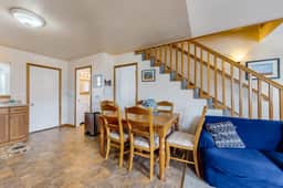 Charming house with tranquil setting near the beach - Image 4