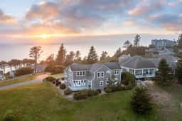 Ocean and Mountain View Home with Private Hot Tub Pool Table Deck Fast WiFi - Image 2