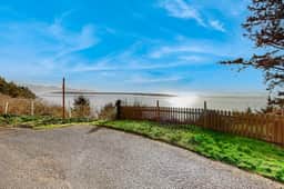 Quaint oceanfront hideaway with open layout fireplace central AC and gas grill - Image 3