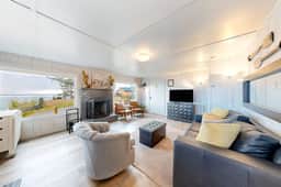 Quaint oceanfront hideaway with open layout fireplace central AC and gas grill - Image 2
