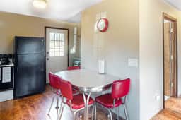 Dog Friendly Cottage with Deck WiFi and Washer Dryer Near Beaches Clamming - Image 4