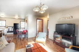 Dog Friendly Cottage with Deck WiFi and Washer Dryer Near Beaches Clamming - Image 3