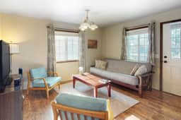 Dog Friendly Cottage with Deck WiFi and Washer Dryer Near Beaches Clamming - Image 2