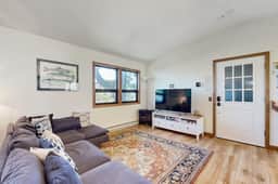 Bay view dog friendly home with a pool table and children s items - Image 5