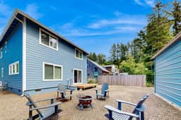 Open concept Home with Deck Fire pit WIFI and Near Trails and Beach - Image 4