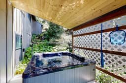 Bay view dog friendly home with a pool table and children s items - Image 3