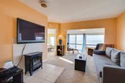 Bright Oceanfront Home with Stunning Pacific and Bay Views Near Town - Image 2