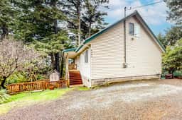 Renovated three story home by the beach with a furnished deck and washer dryer - Image 4