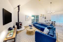 Renovated three story home by the beach with a furnished deck and washer dryer - Image 5