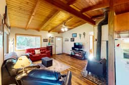 Cozy home in peaceful neighborhood near park beach shops and restaurants - Image 4
