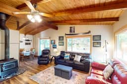 Cozy home in peaceful neighborhood near park beach shops and restaurants - Image 3