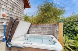 Beautiful lake view home with hot tub kayaks and bike two blocks to beach - Image 4