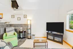 Two story getaway with a washer dryer central AC and WiFi dogs welcome - Image 5