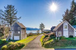 Spacious Homey Dog Friendly House with Fireplace and Beach and Ocean Views - Image 5