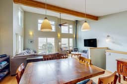 Luxurious Dog Friendly Home with Ocean Views Beach Access and Free WiFi - Image 4