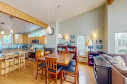 Luxurious Dog Friendly Home with Ocean Views Beach Access and Free WiFi - Image 3