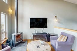 Luxurious Dog Friendly Home with Ocean Views Beach Access and Free WiFi - Image 2