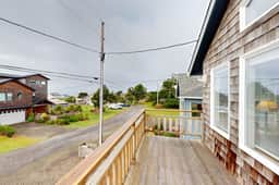 Cozy coastal home with deck ocean views and firepit 4 blocks to beach - Image 3